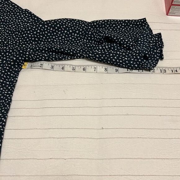 Beautiful flowing Banana Republic Blouse - Picture 9 of 9